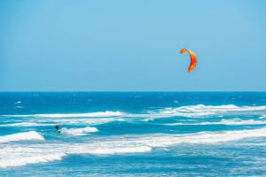 Luminoso adosado frente al mar