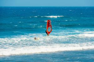 Luminoso adosado frente al mar