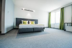 A&M Hotel with free parking