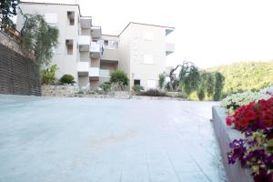 Rizos Bay Sarakiniko