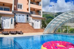 Villa Dolphin Apartments - 4hvězdičkové hotely ve městě Petrovac na Moru