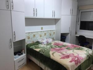 Quarto em Apartamento grande, arejado e tranquilo.