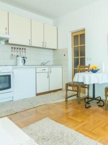 One-Bedroom Apartment with Balcony and Sea View room in Apartments with a parking space Makarska - 17709