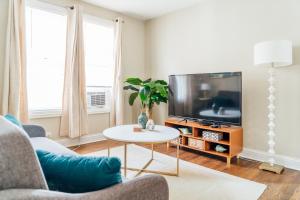 Spacious 2BR Apartment near Airport - Central Charming