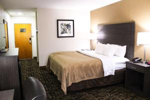King Room - Non-Smoking room in Quality Inn - Clinton Knoxville North
