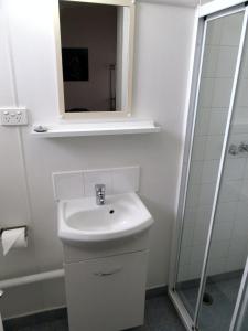 The Highlander Motel - 24HR Check In