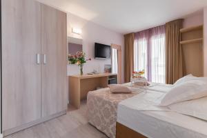 Twin Room with Balcony and Mountain View room in Hotel Maritimo