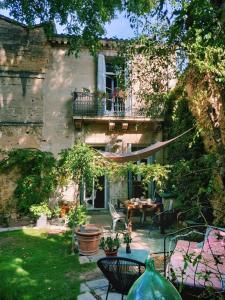 B&B / Chambres d'hotes En Ville et sous les Arbres : Chambre Double avec Balcon