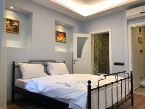 Deluxe Double Room room in Cheers Hostel