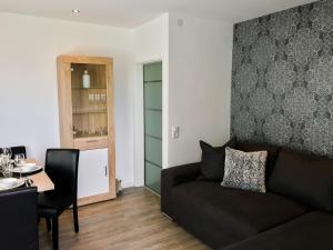 Schöne, neue Ferienwohnung am Rhein und mit Balkon