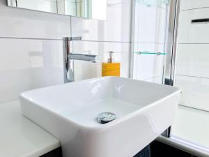 Schöne, neue Ferienwohnung am Rhein und mit Balkon