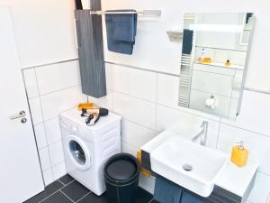 Schöne, neue Ferienwohnung am Rhein und mit Balkon