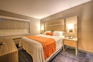 Suite - 1 King 2 Queen room in Best Western Plus Media Center Inn & Suites