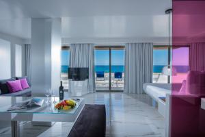 Queen Suite with Panoramic Sea View