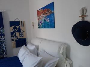 PINE HOUSE SANTORINI PERISSA 150 METERS FROM SEA.