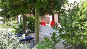 Near the beach Aparment with garden - Perivolia