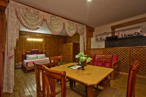 Sarthak Resorts-Reside in Nature with Best View, 9 kms from Mall Road Manali