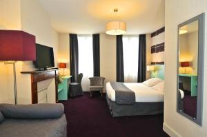 Hotels Logis Le Central : Chambre Triple