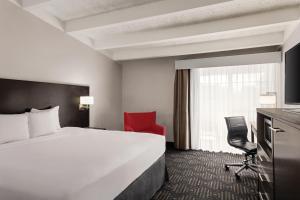 Business King Room with Roll-In Shower - Non-Smoking room in Country Inn & Suites by Radisson Woodbury MN