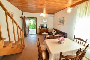 Two-Bedroom Apartment with Terrace and Sea View room in Apartments by the sea Baska Voda Makarska - 300