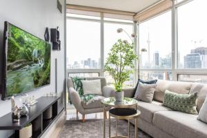 Stunning & Modern 2-Bedroom (CN Tower Views), Toronto ...