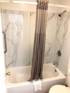 Deluxe King Room - Non-Smoking room in Motel 6-Parkersburg WV