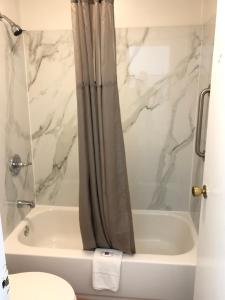 Deluxe Queen Room - Non-Smoking room in Motel 6-Parkersburg WV