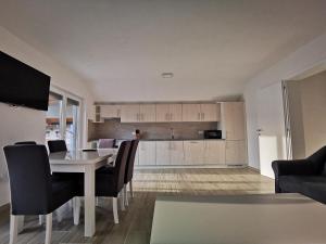 Two-Bedroom Apartment room in Apartmani ANAMARIA
