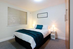 Hensman 5 - 1BRM Unit with Courtyard & Parking