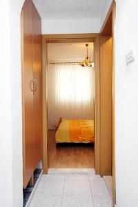 One-Bedroom Apartment with Terrace room in Apartments by the sea Drvenik Donja vala Makarska - 6701