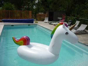 Maisons de vacances Workshop with shared pool for 2-6 in Semur en Auxois, Burgundy : photos des chambres