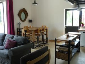 Maisons de vacances Workshop with shared pool for 2-6 in Semur en Auxois, Burgundy : photos des chambres