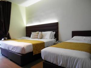 Superior Triple Room room in Hotel California