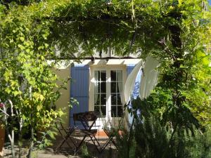 B&B / Chambres d'hotes La Bastide de Font Clarette : Chambre Supérieure avec Terrasse Privée - Vue sur Jardin