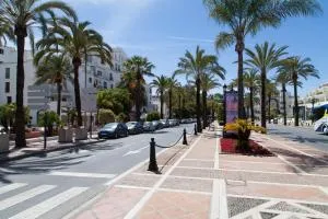 Jardines del Puerto Apartment for up to 6, totally refurbished 2025, gardens, pools, garage, wifi - Marbella