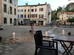 Maisons de vacances Entre l'eglise et la place : Maison 3 Chambres