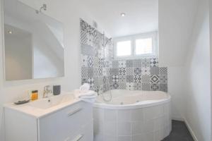Neighbour's flat photo 18