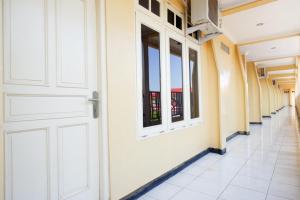 RedDoorz Plus near Stadion Wijaya Kusuma