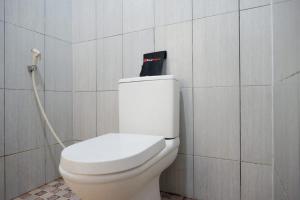 RedDoorz Plus near Stadion Wijaya Kusuma