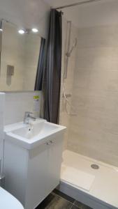 Hotels Logis Hotel Yseria - Historical Center : Chambre Triple - Vue sur Ville