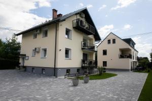 Apartments Razingar 9