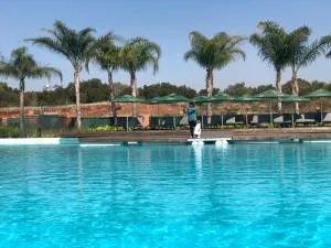 A Coastal/island experience at a Large 2 bed apartment at a Crystal Lagoon Estate. - Avondzon