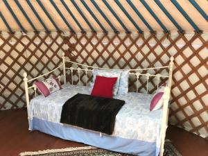 Tentes de luxe French Fields Luxury Glamping Original Mongolian Yurt : photos des chambres
