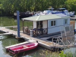 Bateaux-hotels Cottage insolite option jacuzzi Seurre proche Beaune vue panoramique sur l'eau : photos des chambres