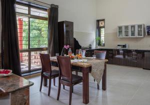 Wild Orchid by StayVista, 2 BHK villa with a swimming pool, spacious lawn & a gazebo for a perfect getaway