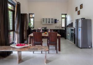 Wild Orchid by StayVista, 2 BHK villa with a swimming pool, spacious lawn & a gazebo for a perfect getaway