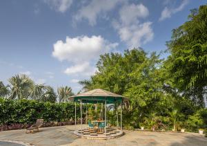 Wild Orchid by StayVista, 2 BHK villa with a swimming pool, spacious lawn & a gazebo for a perfect getaway