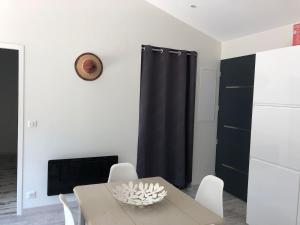 Appartements t2 independant dans maison avec piscine proche bordeaux : photos des chambres