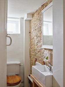 Artisan Cottage, Historic Stay Near Bath, Castle Coombe & Lacock