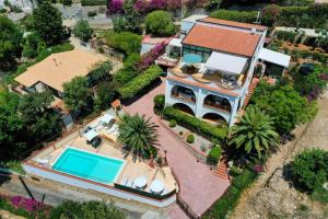 Villa del Golfo Urio with swimming pool shared by the two apartments it is essential to have a car